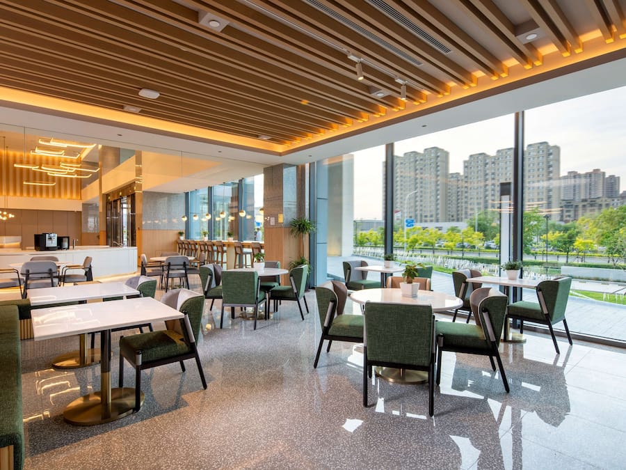 2 restaurants, breakfast served