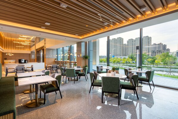 2 restaurants, breakfast served
