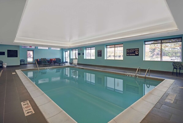 Kolam renang tertutup 