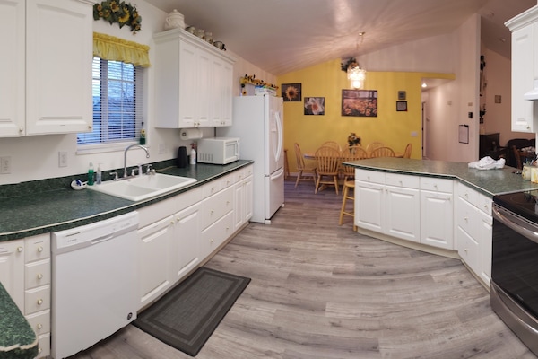 Refrigerador, microondas, horno, placa de cocina