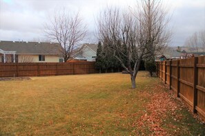 Property grounds - Large, comfortable home in Pocatello (Pocatello)