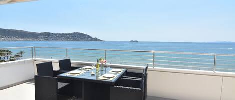 屋外ダイニングエリア