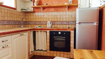 冷蔵庫、電子レンジ、オーブン、コンロ