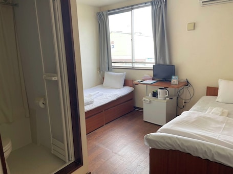 1 bedroom, desk, free WiFi, bed sheets. Very popular hotel for sightseeing in Okinawa Arena Free parking no overnight stayTwin room / Nakagami-gun Okinawa