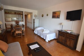 1 bedroom - Charming apartment for rent in Roses, Costa Brava! Just 20 meters from Santa Margarita beach, with capacity for 4 people. (Roses)