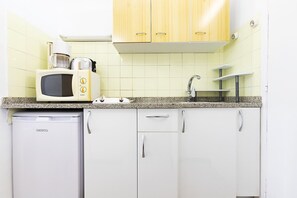 Réfrigérateur, micro-ondes, cafetière/bouilloire, grille-pain