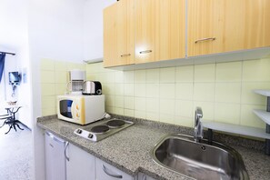 Kühlschrank, Mikrowelle, Wasserkocher mit Kaffee-/Teezubehör, Toaster