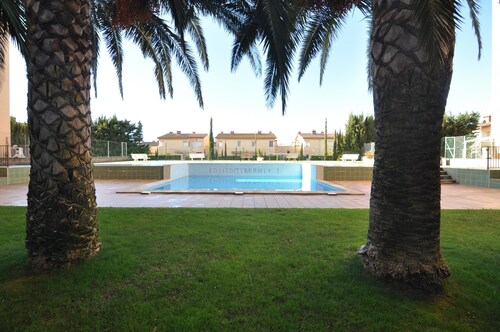 Appartement sur la Costa Brava, 2 chambres pour 6 personnes, vue sur la montagne, piscine communautaire, proche plage, supermarché et restaurants.