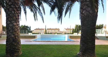 Appartement sur la Costa Brava, 2 chambres pour 6 personnes, vue sur la montagne, piscine communautaire, proche plage, supermarché et restaurants.