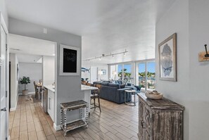 Interior - Recently Remodeled- Harbor View - Private Beach - Pool - Hot Tub - Boat Slip (Destin)