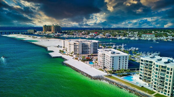 On the beach - Recently Remodeled- Harbor View - Private Beach - Pool - Hot Tub - Boat Slip (Destin)