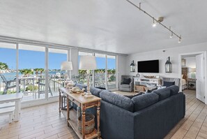 تلفزيون ذكي، مشغل دي �في دي، كُتُب