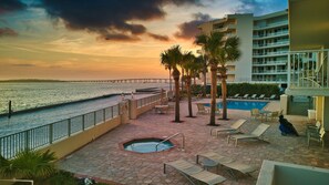 Utendørsbasseng og et oppvarmet basseng