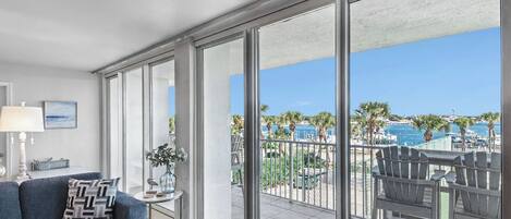 Smart TV, reproductor de DVD, libros