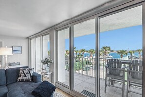 تلفزيون ذكي، مشغل دي في دي، كُتُب