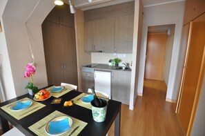 Een koelkast, een magnetron, een koffiezetapparaat/waterkoker