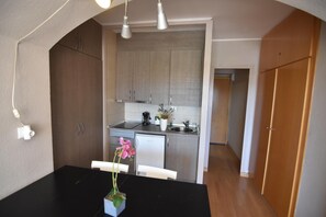 Kylskåp, mikrovågsugn, kaffe- och tebryggare och brödrost