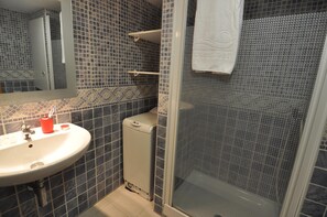 Bathroom - Charming studio for rent in Roses, Costa Brava! 1500 meters from the beach, capacity for 4 people. Pool, Wi-Fi, and more amenities. (Roses)