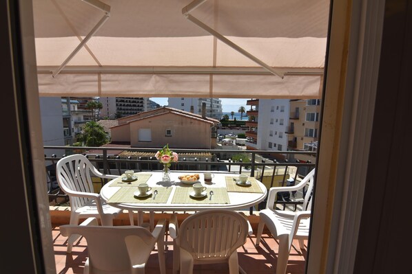 Dining - Welcome to our charming apartment for rent in Roses, Costa Brava! Just 200 meters from Santa Margarita beach. (Roses)