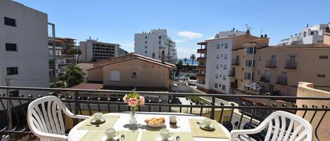 تناول الطعام بالخارج