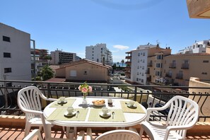 Outdoor dining - Welcome to our charming apartment for rent in Roses, Costa Brava! Just 200 meters from Santa Margarita beach. (Roses)