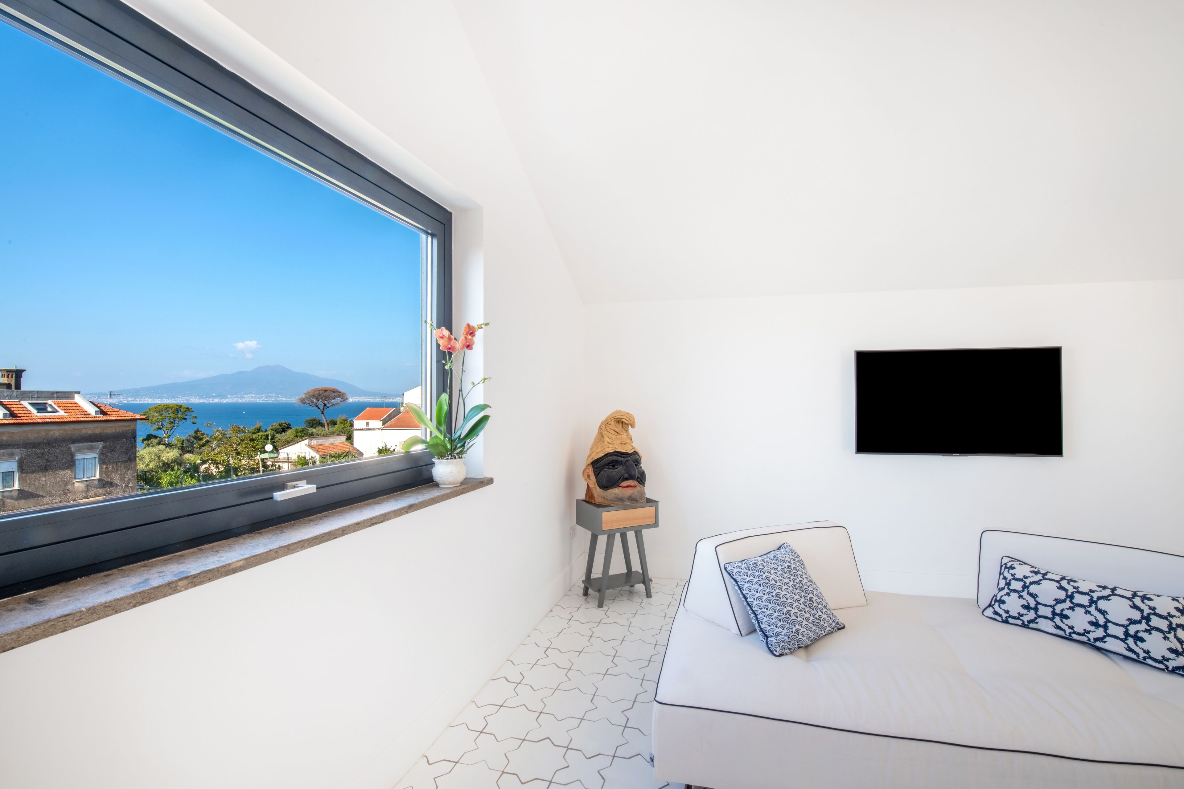 Appartamento Luxury | Area soggiorno | TV a schermo piatto 50 pollici con canali satellitari, TV