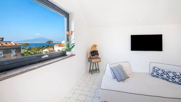 Appartamento Luxury | Area soggiorno | TV a schermo piatto 50 pollici con canali satellitari, TV