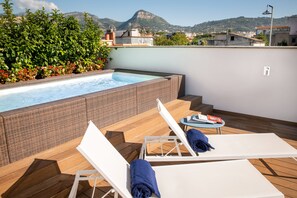 Una piscina al aire libre de temporada, tumbonas