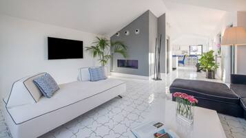 Luxury-Apartment | Wohnbereich | 50-Zoll-Flachbildfernseher mit Satellitenempfang, Fernseher