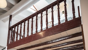 A room with two wooden beds, a wooden ceiling, and a painting on the wall. - Cusco Plaza Saphi (Cusco)