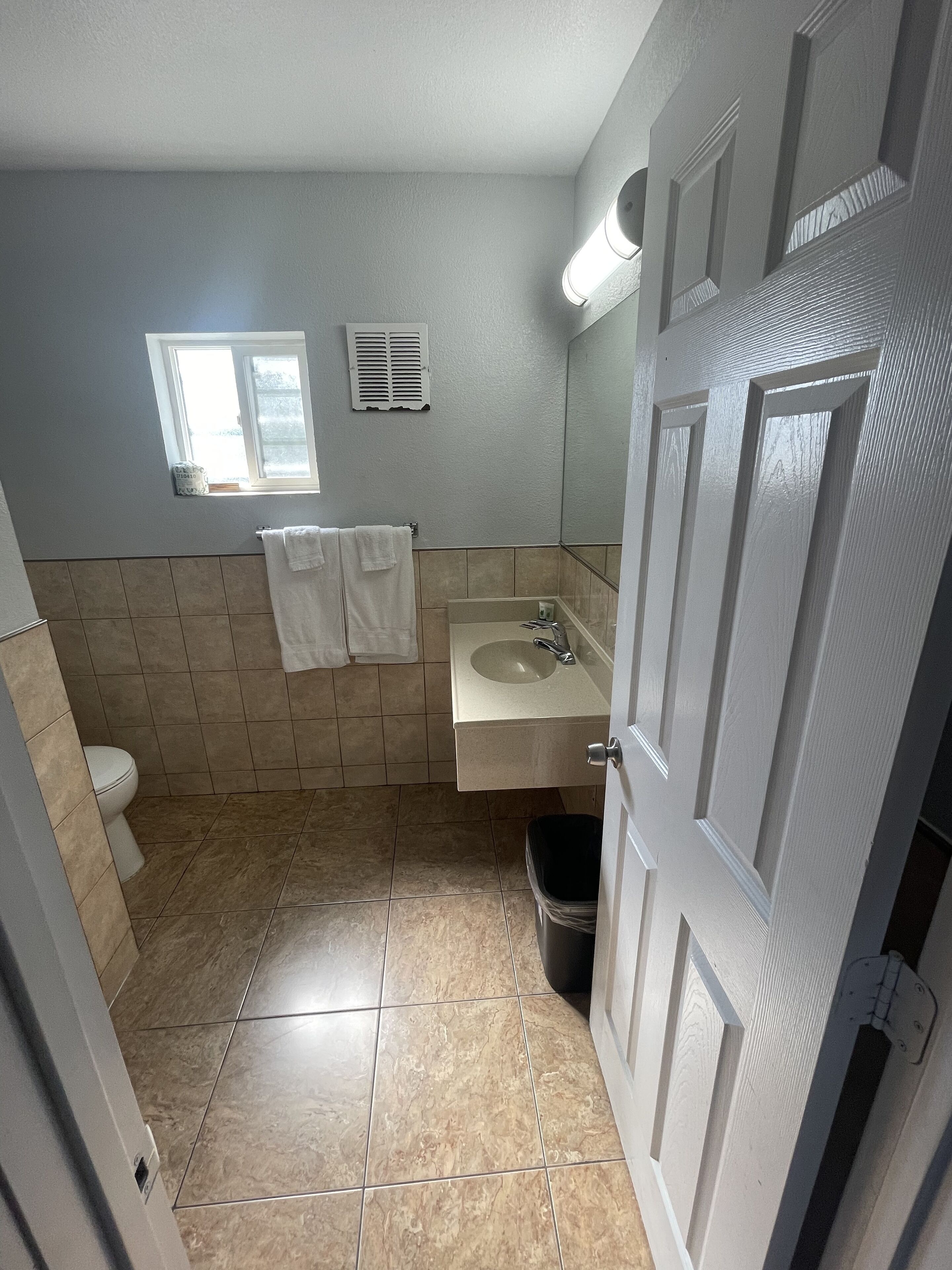 Quarto solteiro básico, 1 cama Queen | Banheiro | Chuveiro, toalhas de banho, sabonete, shampoo