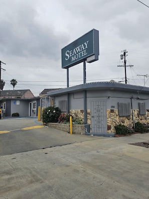 Front of property - Seaway Motel (Los Angeles)
