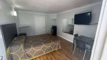 Basic Single Room, 1 Queen Bed, Accessible | Desk, free WiFi, bed sheets