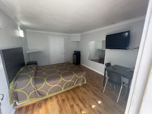 Basic Single Room, 1 Queen Bed, Accessible | Desk, free WiFi, bed sheets