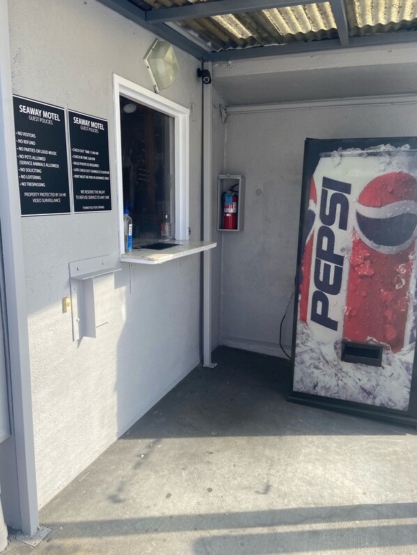 Lobby - Seaway Motel (Los Angeles)