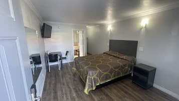 Basic Single Room, 1 Queen Bed | Desk, free WiFi, bed sheets