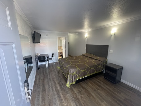Basic Single Room, 1 Queen Bed | Desk, free WiFi, bed sheets