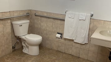 Basic-Einzelzimmer, 1 Queen-Bett, barrierefrei | Badezimmer | Dusche, Handtücher, Seife, Shampoo