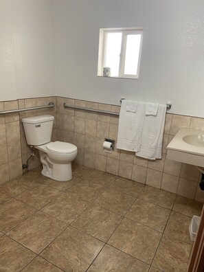 Basic Single Room, 1 Queen Bed, Accessible | Bathroom | Shower, towels, soap, shampoo - Seaway Motel (Los Angeles)