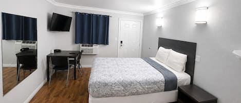 Escritorio, wifi gratis y ropa de cama