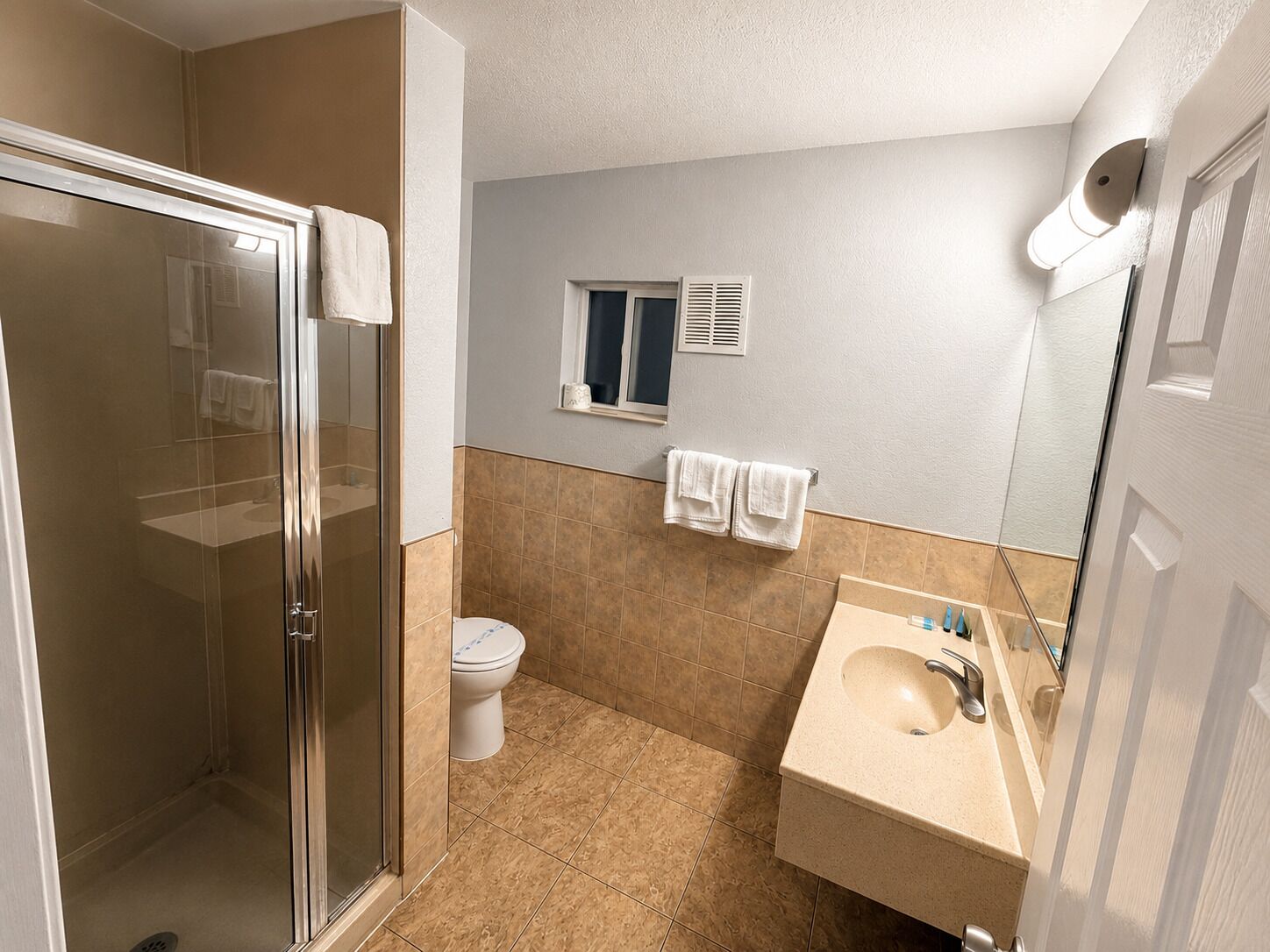 Basic Single Room, 1 Queen Bed | Bathroom