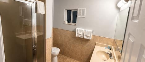 Basic-Einzelzimmer, 1 Queen-Bett | Badezimmer | Dusche, Handtücher, Seife, Shampoo