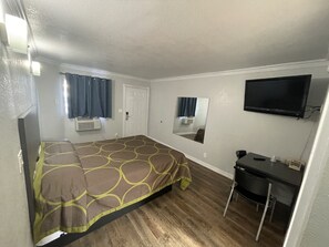 Basic Single Room, 1 Queen Bed | Desk, free WiFi, bed sheets - Seaway Motel (Los Angeles)
