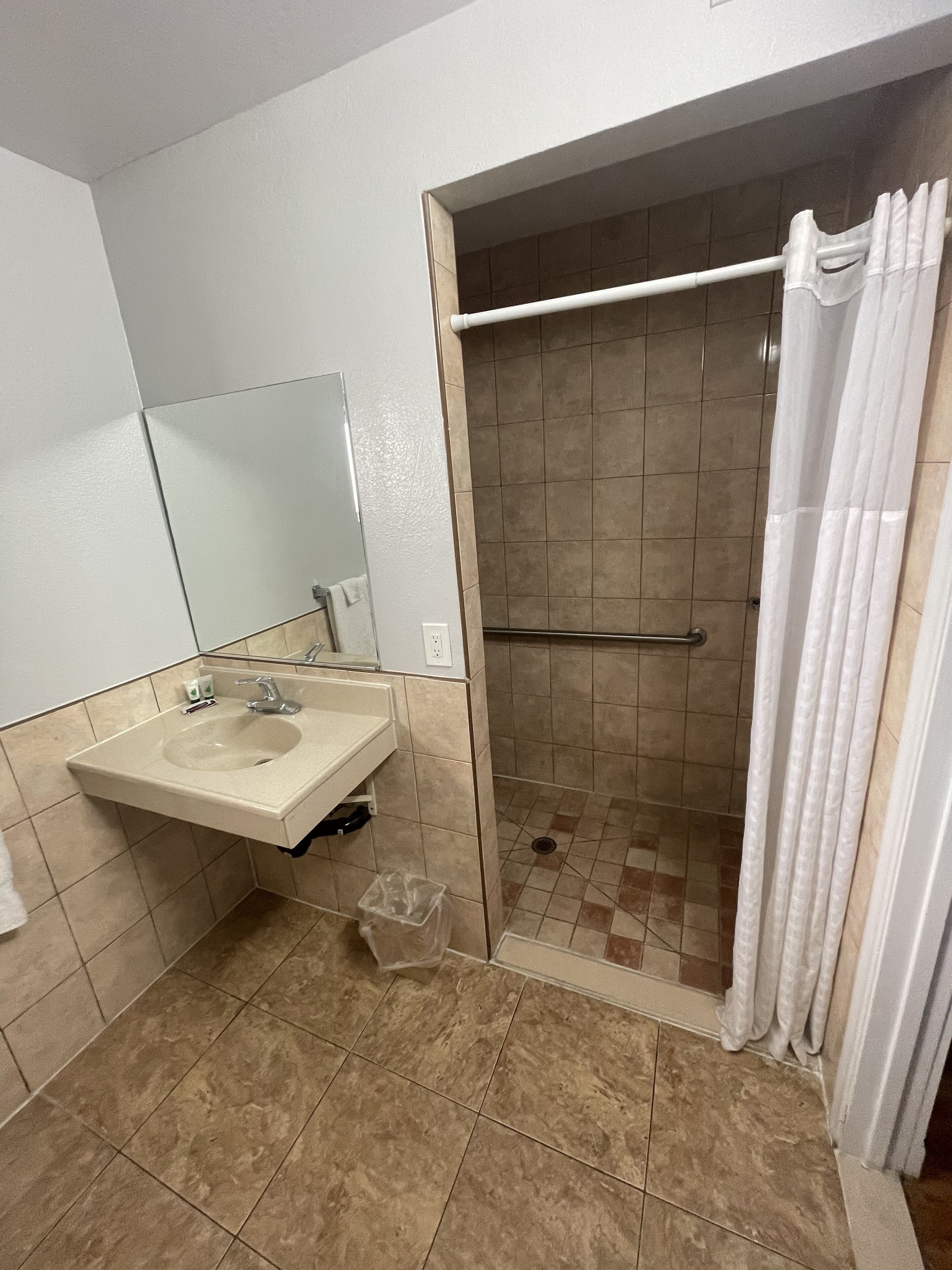 Basic Single Room, 1 Queen Bed, Accessible | Bathroom | Shower, towels, soap, shampoo