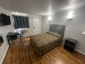 Basic Single Room, 1 Queen Bed, Accessible | Desk, free WiFi, bed sheets - Seaway Motel (Los Angeles)