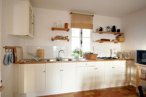 Fridge, microwave, oven, stovetop - Country estate 21 rooms - Pyrenees view (Saint-Félix-de-Tournegat)