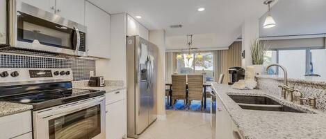 Refrigerador, microondas, horno, lavavajillas