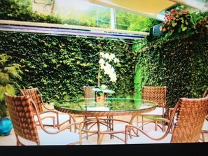 Outdoor dining - HOUSE ON TOP OF THE LAGOON - Breathtaking View and Freshness in the Atlantic Forest (RJ)