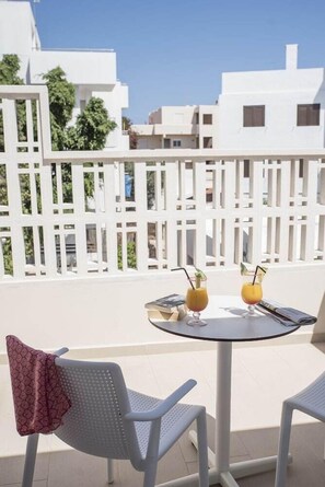 Outdoor dining - Hostal Residencia Voramar (Formentera)