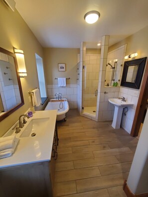 A modern bathroom with a large bathtub, a shower area, and a sink. - Modern Downtown Loft in Heart of Silverton (Silverton)